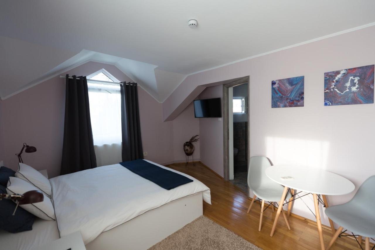 Готель Casa Ris Тиргу-Жіу Екстер'єр фото